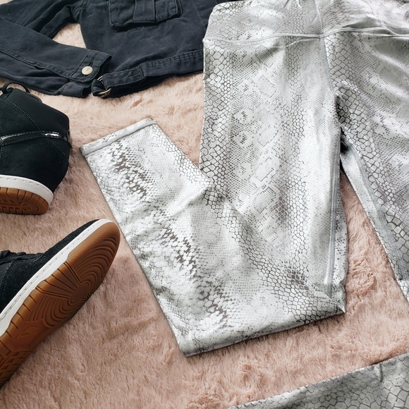 WILD🐺PRINT LEGGINGS - Picture 4 of 12